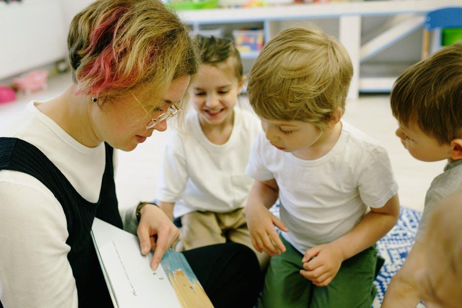 Teacher reading aloud to young students in an early literacy classroom